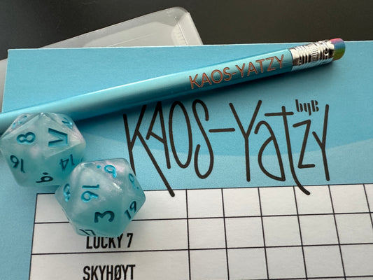 KAOS-YATZY - Pakke med blokk, blyant og terninger