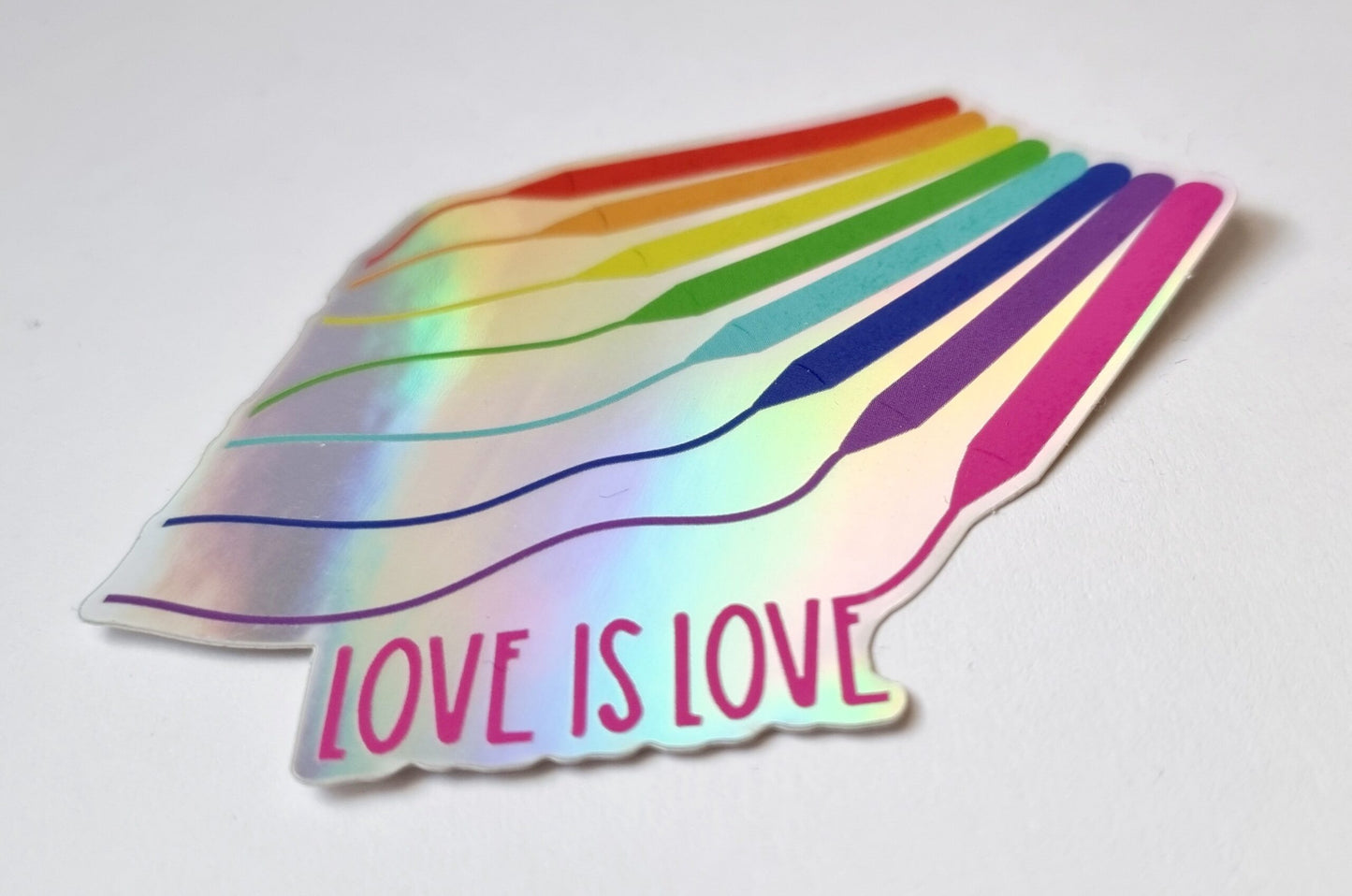 Holografisk klistermerke LOVE IS LOVE